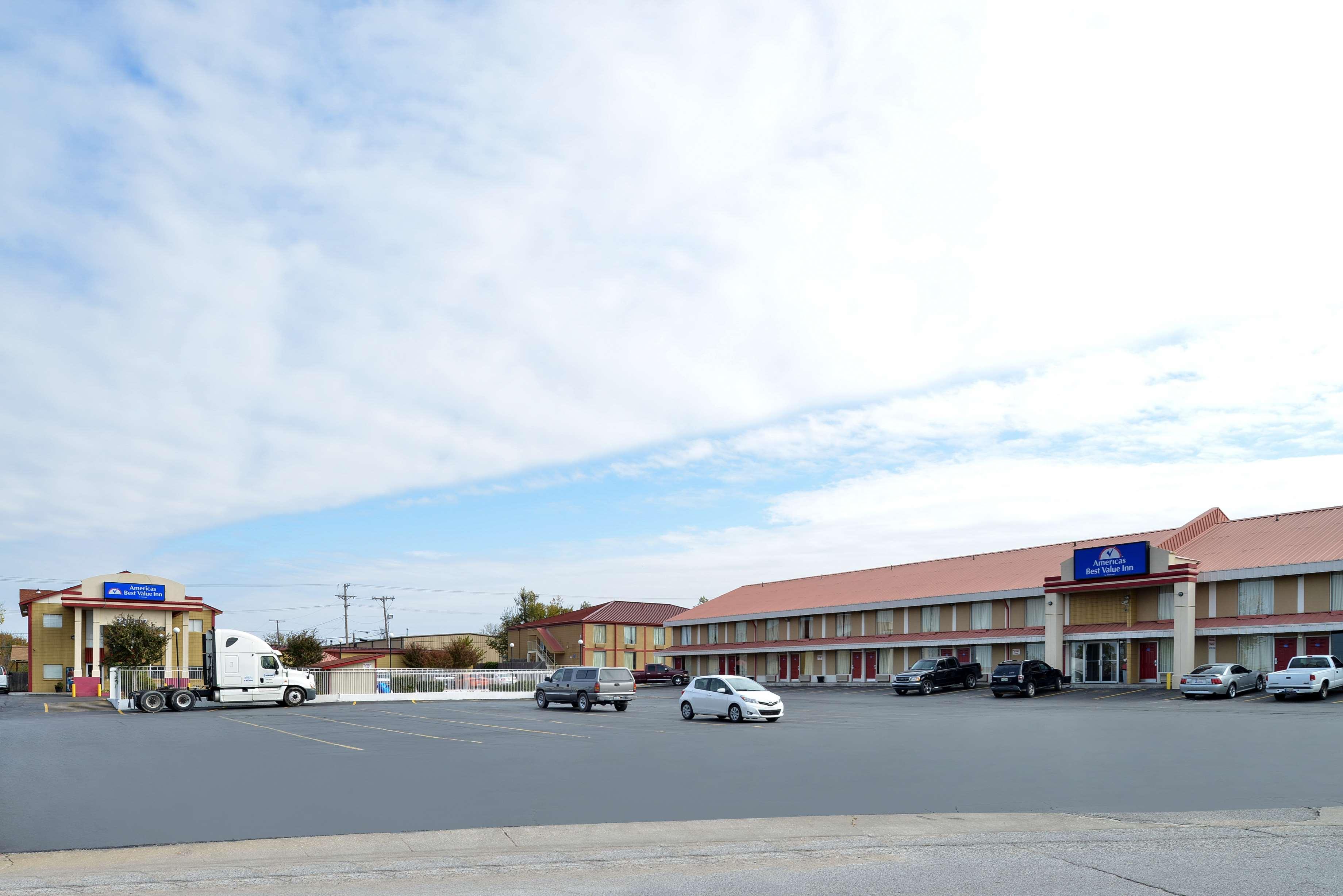 Americas Best Value Inn Tulsa I-44 Oakhurst Экстерьер фото